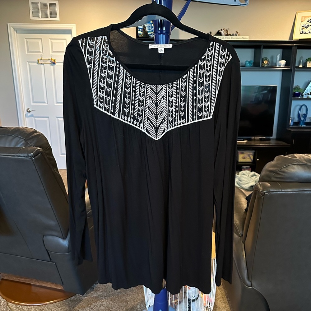 Green Envelope black long sleeves white embroidery top. Size 1X